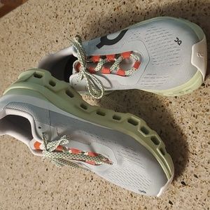 On Cloud EXCELLENT excellent condition. Little wear. Very fun! Li blue/gr. US 9.